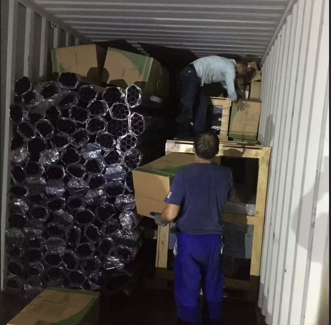 Busy shipping before the Spring Festival holiday, 3 containers a day, from the daytime to midnight!1